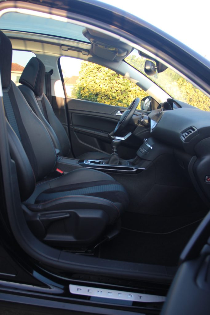 Peugeot 308 1.2 PureTech /130cv/ TECH EDITION – foto 6