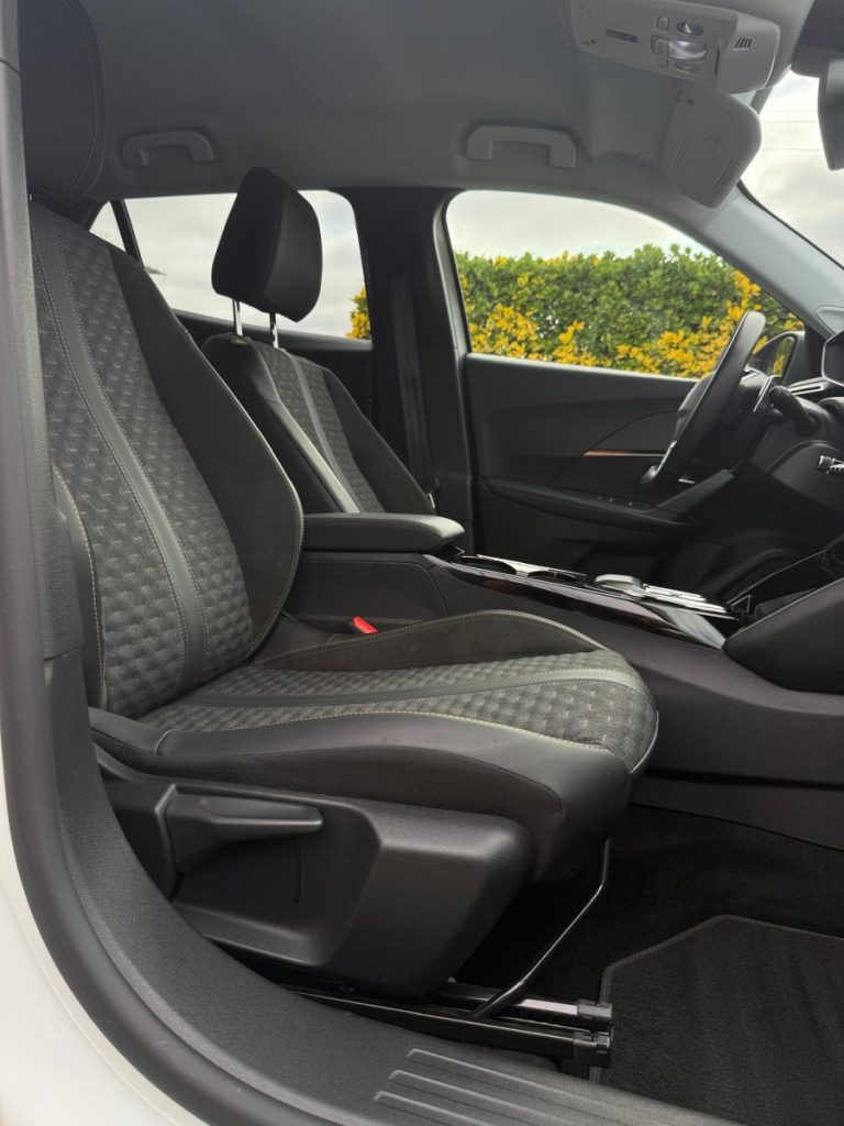Peugeot 2008 1.2 PureTech /130cv/EAT8/ ROADTRIP – foto 7